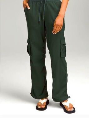 Lululemon relaxed dance studio in green